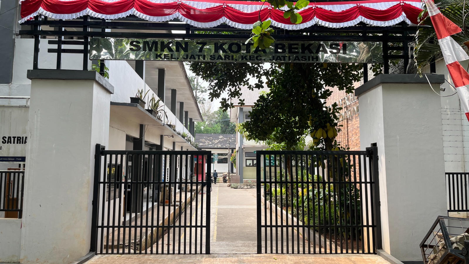 Gerbang SMK Negeri 7 Kota Bekasi